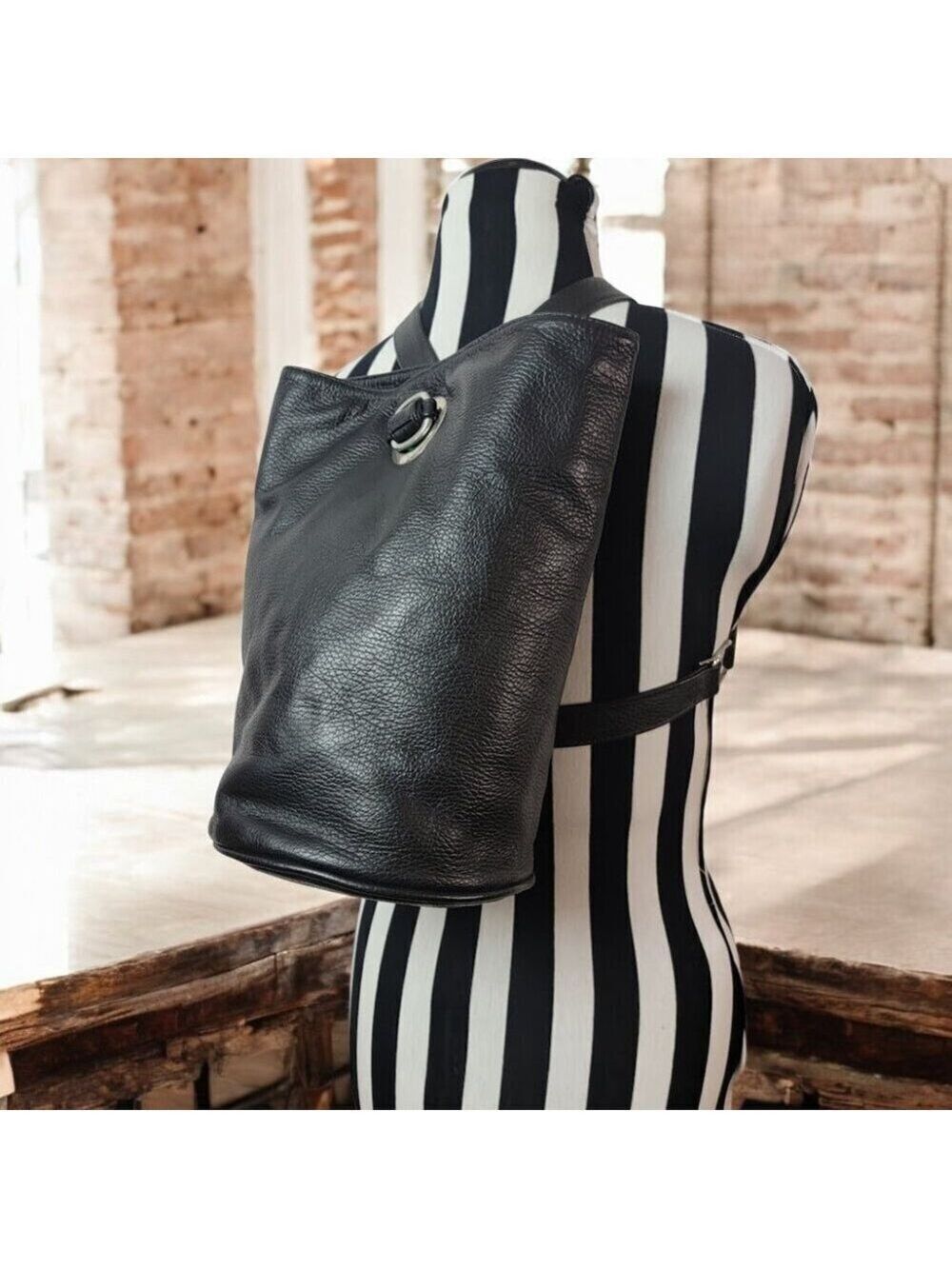 Tote le Monde Backpack - Stylish and Fun